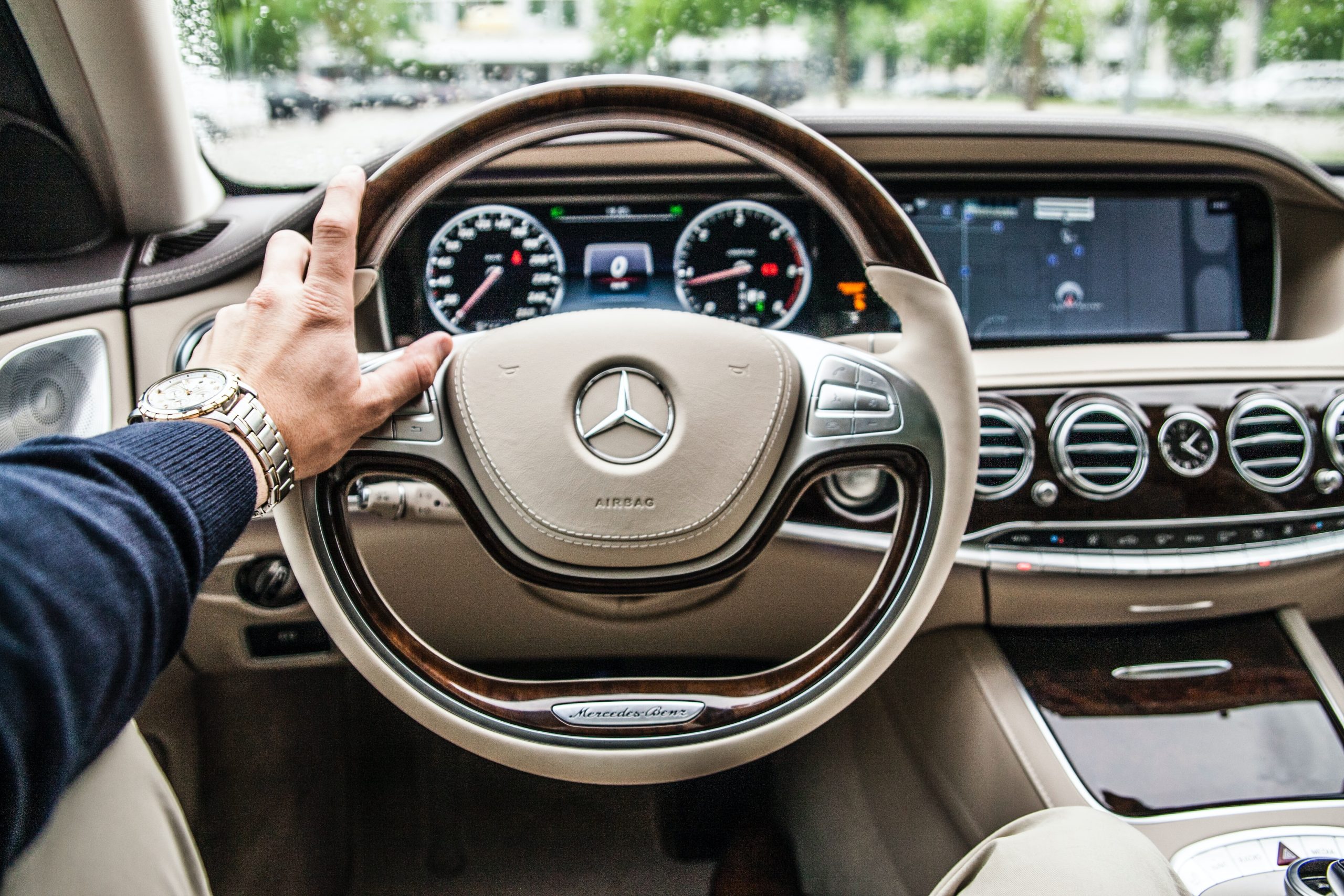 homme au volant