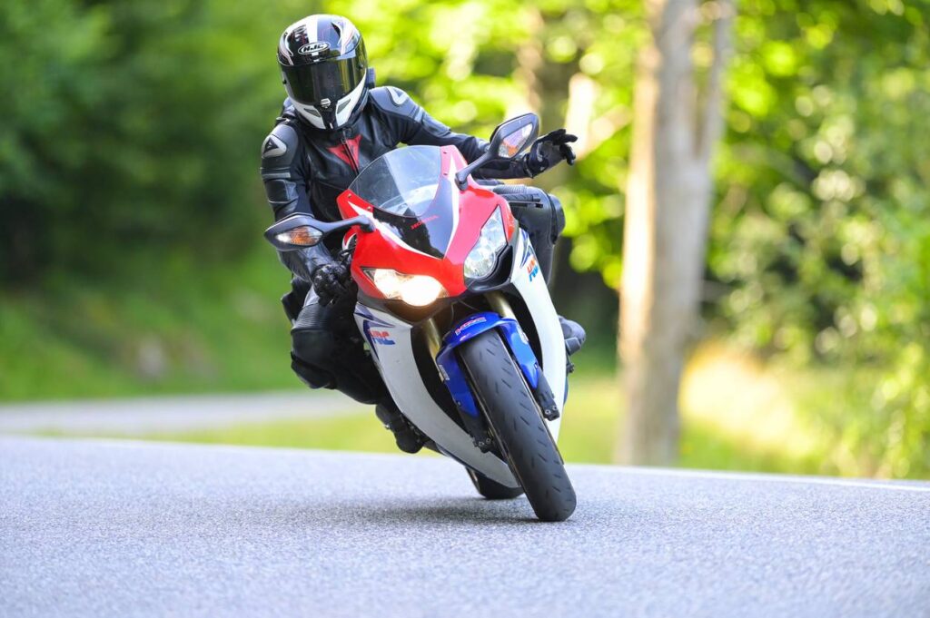 assurance moto complète couvrant vol, vandalisme, intempéries et assistance renforcée